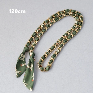 Dettaglio catena dorata 120cm intrecciata con foulard verde scuro e stampa alpaca