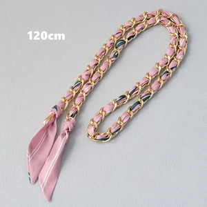 Dettaglio tracolla da 120cm con catena dorata e nastro in seta intrecciato rosa