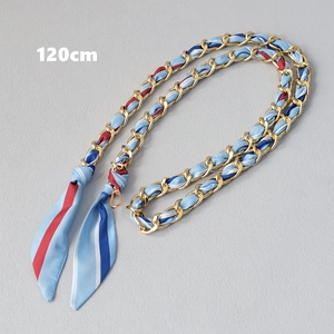 Dettaglio della catena dorata di 120 cm intrecciata con foulard di seta rosso blu bianco