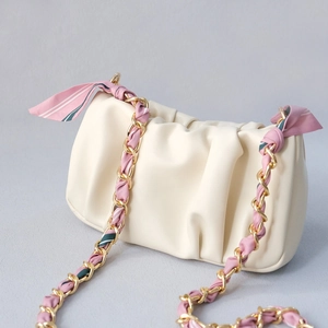 Borsa a nuvola color crema a pieghe con catena dorata e accessorio foulard in seta