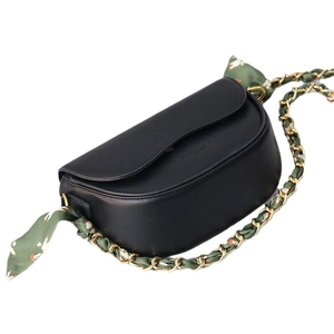 Elegante borsa a sella nera con tracolla a catena in seta e pelle liscia