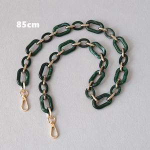 Detail of 85cm dark green marble resin chain with golden metal rings and lobster clasps