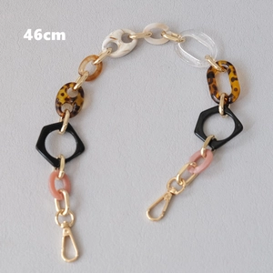 Detail of 46cm colorful resin chain strap with tortoiseshell rings and gold lobster clasps
