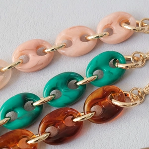 Détails de chaînes de sac surdimensionnées en acrylique rose, vert et écaille avec anneaux