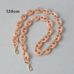 Détail bandoulière en acrylique rose marbré 120cm avec fermoirs mousquetons dorés