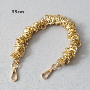 Détail chaîne de sac dorée 35cm avec fermoirs mousquetons et maillons métalliques épais