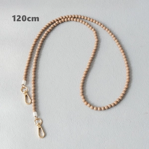 Vue détaillée d'une sangle en perles acryliques brunes de 120 cm avec fermoirs dorés