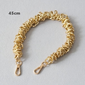 Détail de la bandoulière chaîne spirale dorée de 45cm avec fermoirs mousquetons solides