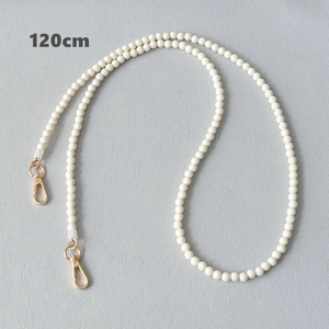Détail bandoulière en perles acryliques blanches 120cm avec fermoirs dorés robustes
