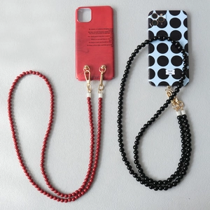 Détail de lanières de téléphone en perles acryliques brillantes avec fermoirs dorés