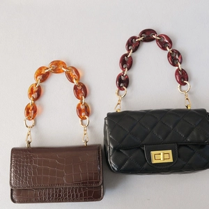 Sacs à main carrés marron crocodile et noirs matelassés avec poignées en chaîne résine