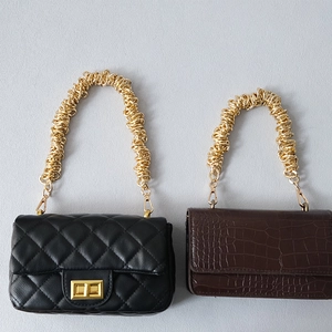 Mini sacs en cuir matelassé noir et croco marron avec poignées en spirale dorée