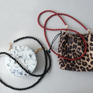 Pochette chic en marbre acrylique et sac léopard avec bandoulières en perles acryliques
