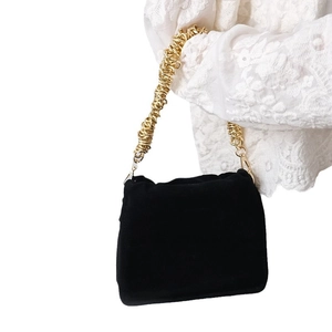 Sac à main en velours noir tendance avec une grosse bandoulière en chaîne dorée torsadée