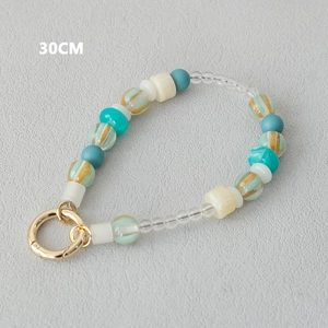 Dettaglio della catena di perle acriliche colorate da 30cm con moschettone a molla dorato
