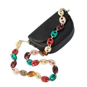 Sac à épaule en cuir noir avec bandoulière épaisse en chaîne de résine colorée