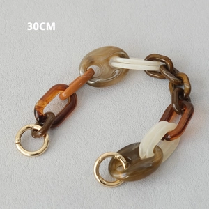 Dettaglio della catena da 30 cm in resina acrilica mista con maglie marmorizzate e ambra