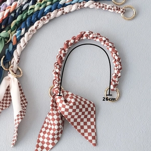 Anse de sac élégante de 26cm en foulard de soie tressé avec anneaux dorés et motifs