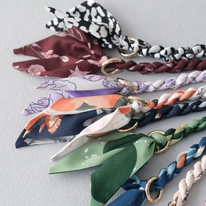 Détail de bandoulières de sac en foulard de soie avec anneaux dorés en couleurs