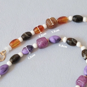 Chaîne en perles acryliques colorées avec perles en résine marbrée et fermoir