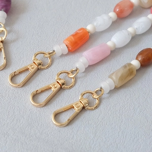 Détails de chaînes de perles en acrylique colorées avec fermoirs mousquetons dorés chic