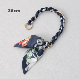 Détail de la chaîne de sac de 26cm en foulard de soie tressé avec motifs de papillons