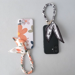 Coque de téléphone à fleurs avec dragonne tissée et nœud en soie élégant