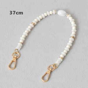 Detail of 37cm acrylic beaded chain with white beads and golden lobster clasps for bags