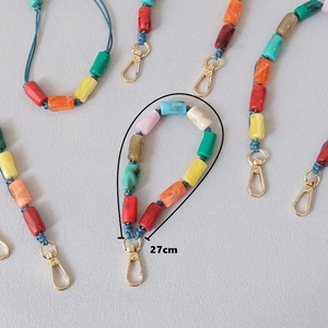 Détail de la lanière en perles acryliques de 27cm aux couleurs acidulées et fermoir doré