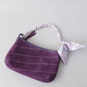 Sac à main élégant en daim violet avec poignée tressée et foulard en soie à fleurs