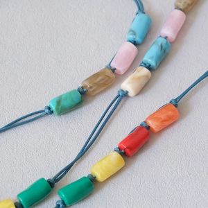 Détail de perles en résine acrylique colorées avec texture marbrée et couleurs vives