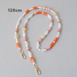 Détail de la bandoulière en perles acryliques de 120 cm avec fermoirs dorés pour sacs