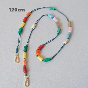 Détail d'une chaîne en perles acryliques de 120 cm avec crochets dorés et couleurs vives