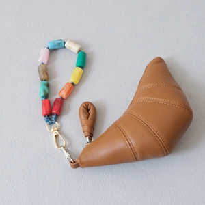 Porte-monnaie croissant marron caramel avec dragonne en perles colorées et crochet