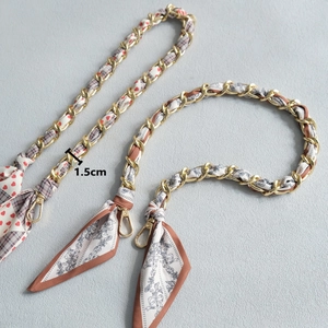 Détail de la chaîne dorée de 1,5 cm avec foulard en soie et fermoirs mousquetons
