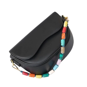 Sacoche noire avec bandoulière en perles acryliques colorées aux couleurs acidulées