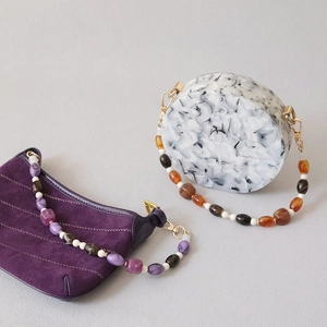 Sac croissant en daim violet et sac en résine marbrée avec poignées en perles acryliques