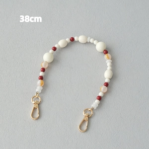 Détail de la dragonne en perles acryliques de 38cm avec fermoirs mousquetons dorés