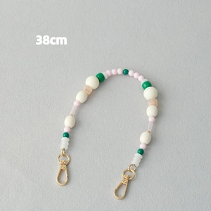 Détail de la chaîne de 38cm en perles acryliques colorées avec fermoirs dorés pour sacs