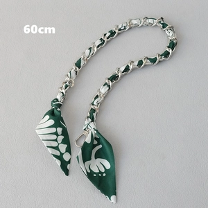 Bandoulière de 60cm en foulard de soie vert à motif floral avec chaîne en métal argenté
