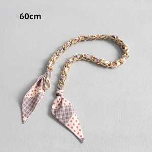 Détail de la chaîne dorée 60cm entrelacée avec foulard en soie à carreaux et cœurs