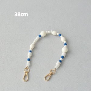 Vue détaillée de la lanière en perles acryliques bleues et blanches de 38cm avec fermoirs