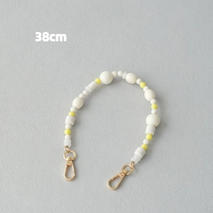 Détail de la lanière en perles acryliques de 38cm avec perles jaunes et fermoirs dorés