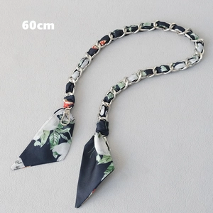 Détail de la bandoulière chaîne en métal argenté de 60cm avec foulard en soie marine