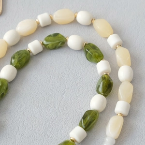 Gros plan détaillé de perles en résine acrylique colorées avec texture marbrée et dorures