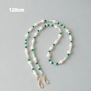 Détail d'une bandoulière en perles acryliques de 120 cm avec perles blanches et vertes
