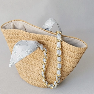 Sac fourre-tout en paille tressée avec chaîne en ruban floral bleu et gros nœud