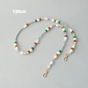 Détail bandoulière en perles acryliques 120cm avec perles colorées et fermoirs dorés