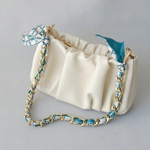 Détail du sac nuage blanc cassé avec bandoulière en chaîne dorée et foulard en soie