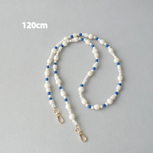 Détail de la lanière en perles acryliques 120 cm avec perles bleues et fermoirs dorés